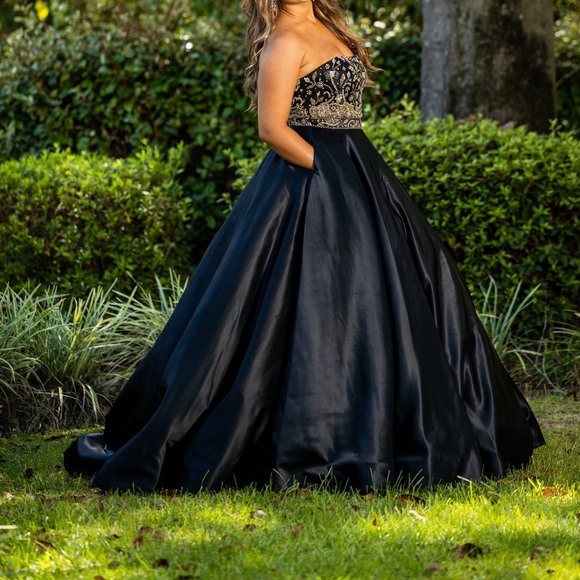 Sherri Hill Dresses & Skirts - Sherri Hill Style 54269 Size 6 Black